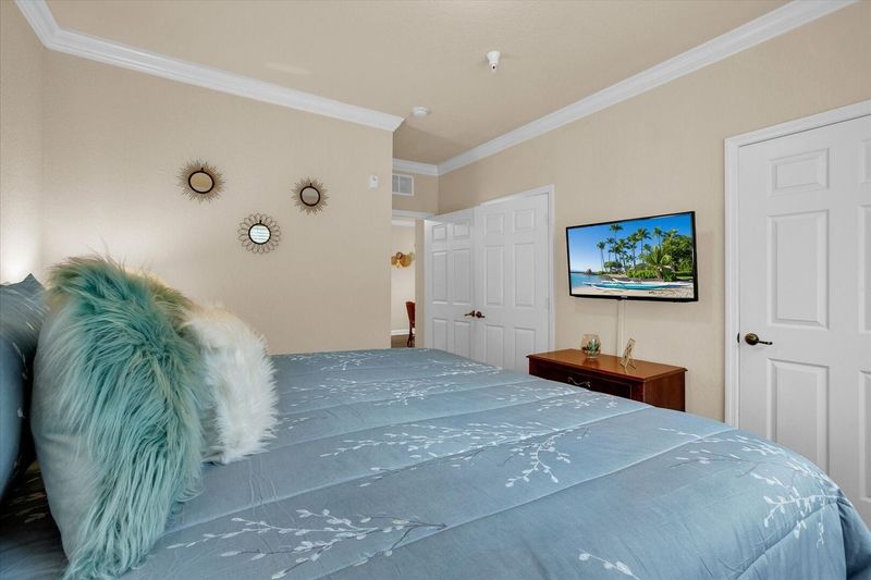 Master King Bedroom 1 (Angle)
40" Smart TV