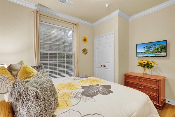 Queen Bedroom 2 (Angle)
32" Smart TV