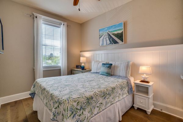 Bedroom 2 - Queen Bed