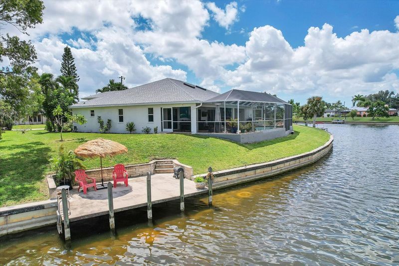Dock with seating area. Relax and watch nature (Boat lift not available)