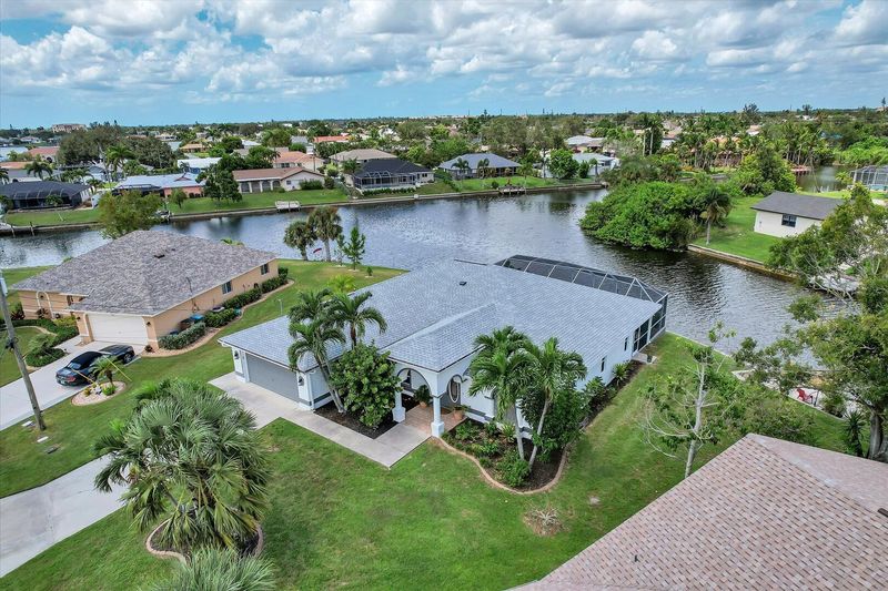 Beautiful landscaping (Boat lift not available)