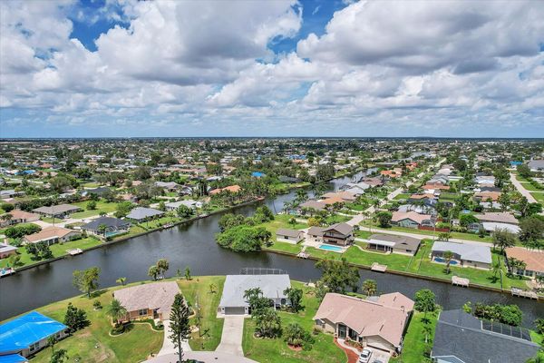 Beautiful canal home (Boat lift not available)