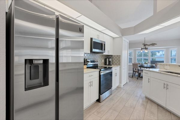 Beautiful, bright, full-equipped kitchen