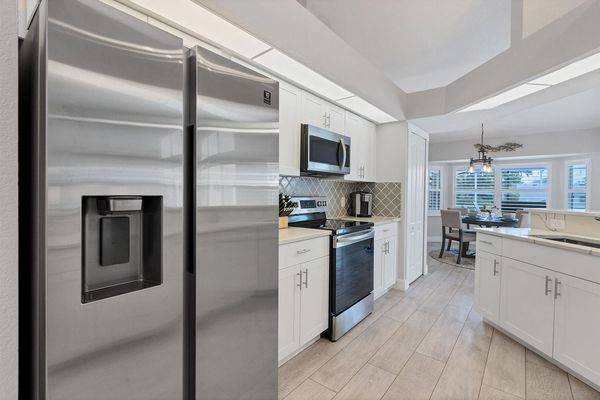 Beautiful, bright, full-equipped kitchen