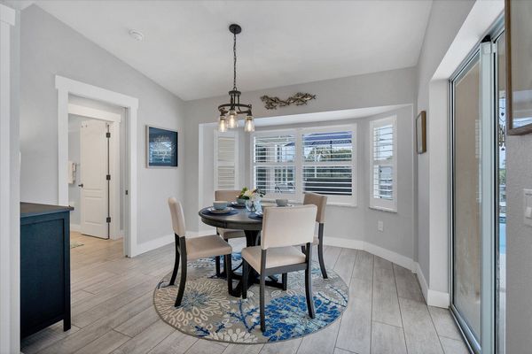 breakfast nook over look pool and canal