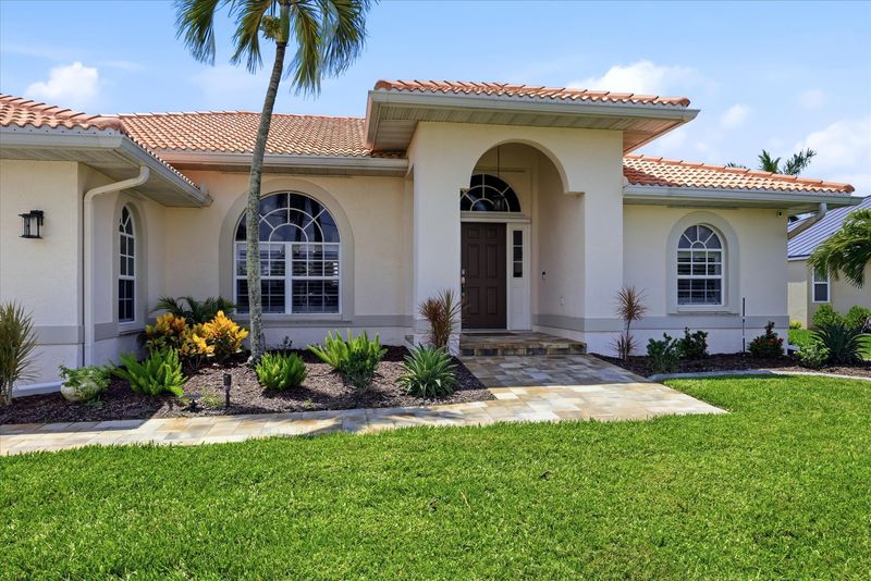 Beautiful 3 bedroom, 2 bathroom waterfront home with private pool in Punta Gorda