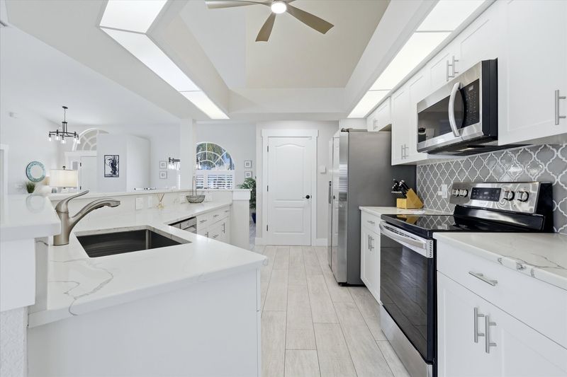 Bright, fully-equipped kitchen