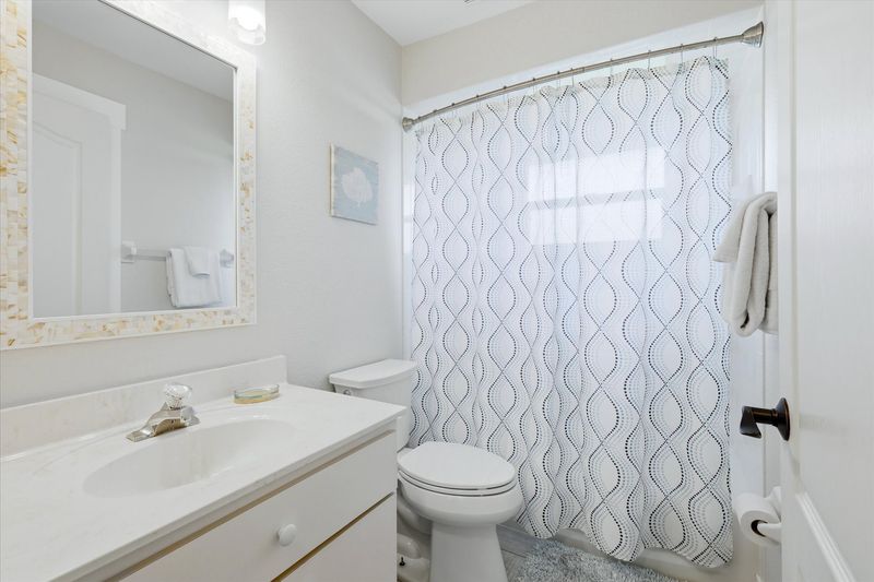 Guest bathroom with shower/tub combo