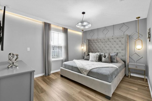 Suite Bedroom 4, King Bed, Upstairs, Shared Bathroom, 50" Smart TV