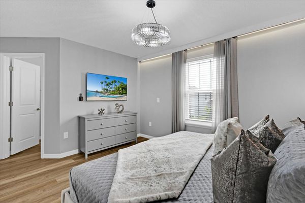 Suite Bedroom 4, King Bed, Upstairs, Shared Bathroom, 50" Smart TV