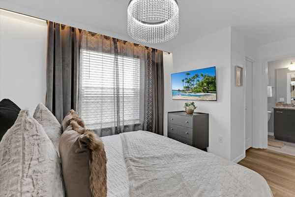 Suite Bedroom 7, Queen Bed, Upstairs, Attached Bathroom, 50" Smart TV