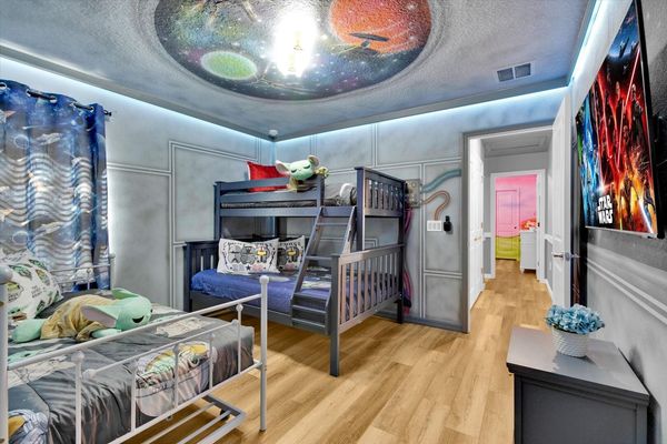 Bedroom 9 - Star Wars, Twin/Double + Twin Bunk, Upstairs, 50" Smart TV