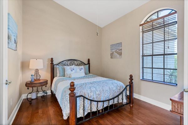 Guest bedroom 1 with queen bed