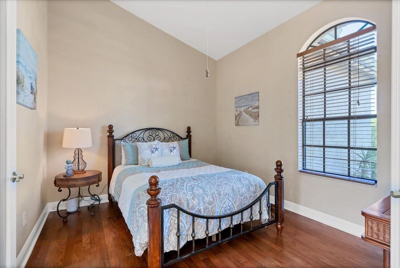 Guest bedroom 1 with queen bed