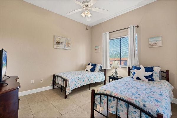 Guest bedroom 3 with two twin beds