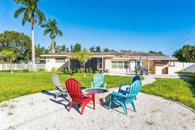 Riverside Retreat: Deck Bar, Fire Pit, Boat Parking