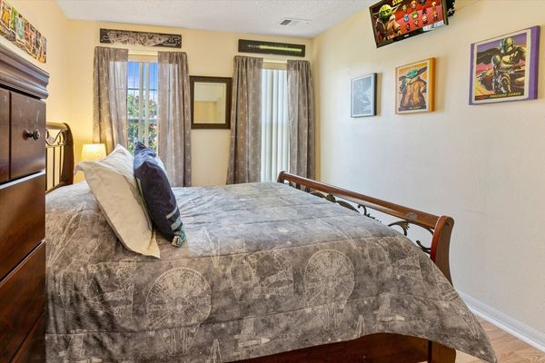 Queen Bedroom 2 (Angle)
24" TV