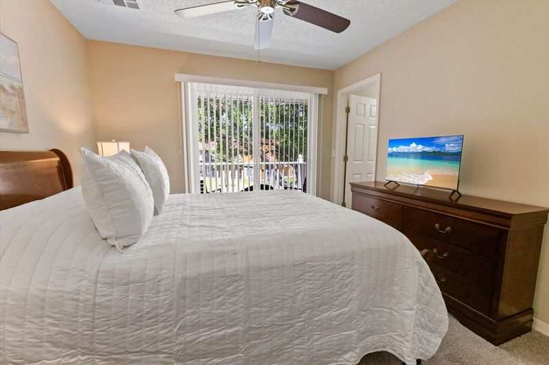 Master Queen Bedroom 1 (Angle)
32" Smart TV