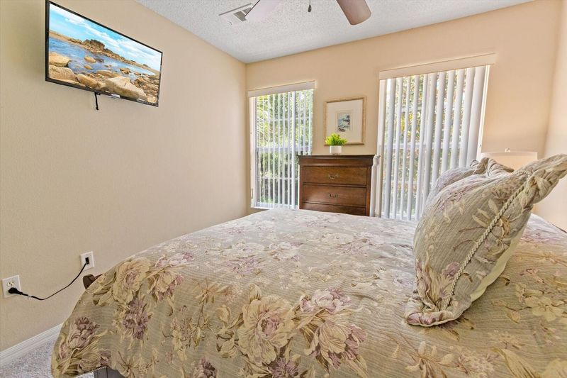 Queen Bedroom 2 (Angle)
32" Smart TV