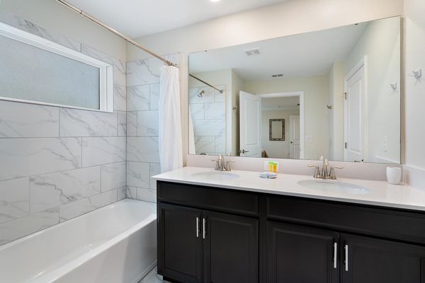 Master King Bathroom 1 Upstairs Tub/Shower Combo