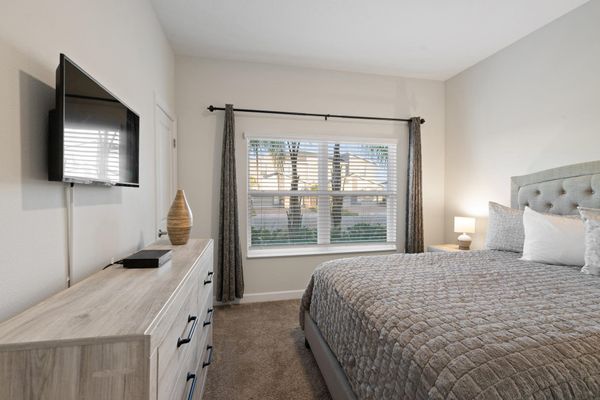 Queen Bedroom 4 32" Smart TV