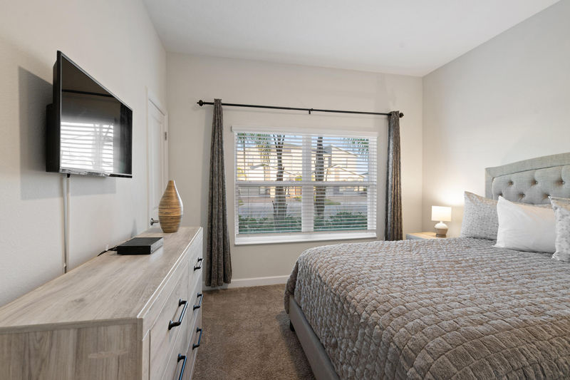Queen Bedroom 4 32" Smart TV