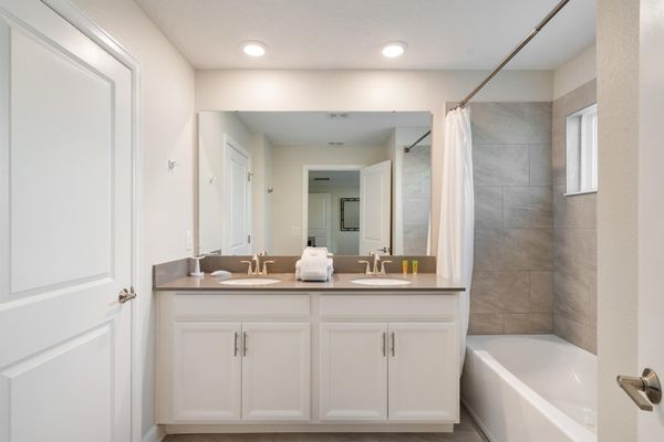 Master King Bathroom 1 Upstairs Tub/Shower Combo