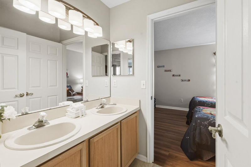 Shared Bathroom 5 Upstairs (Beds 5 & 6) Tub/Shower Combo