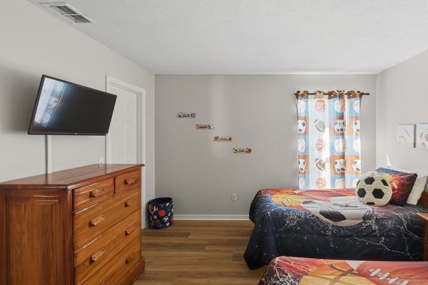 Two Twins Bedroom 6 32" Roku TV (angle)