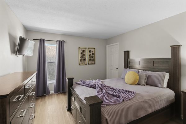 Queen Bedroom 4 Upstairs 32" Roku TV