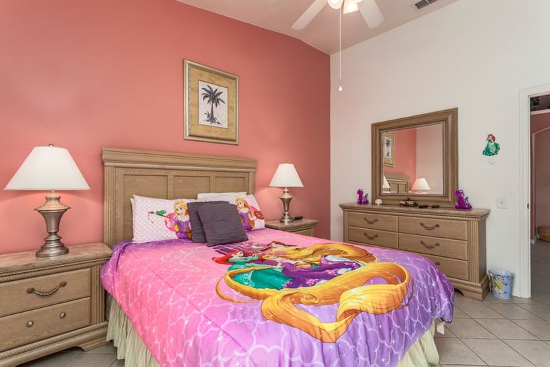 Queen Suite Bedroom 2
32" TV