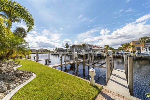 canal and boat dock fits up to 20'  Boat
No boat lift access