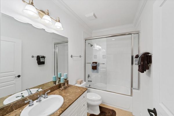 Guest bathroom with shower/tub combo