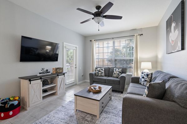 Living Room
55" Smart TV