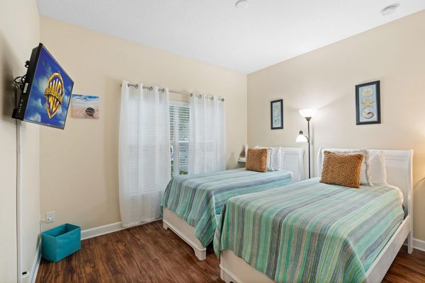 Two Twins Bedroom 1 Downstairs 32" TV