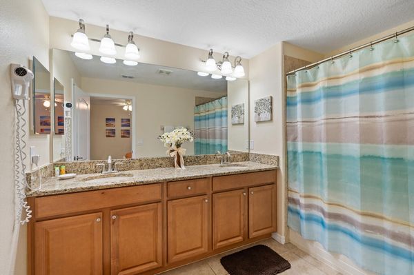 King Suite Bathroom 3 Upstairs Tub/Shower Combo