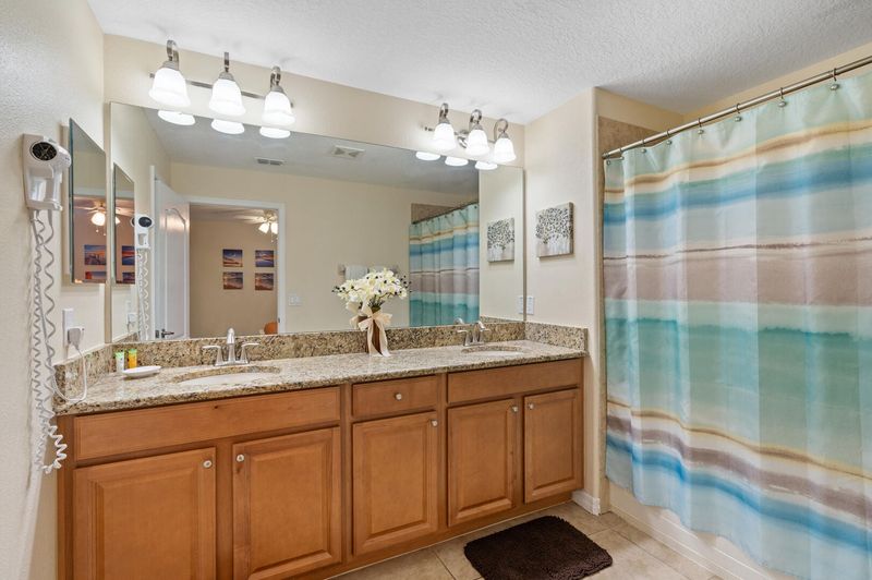 King Suite Bathroom 3 Upstairs Tub/Shower Combo