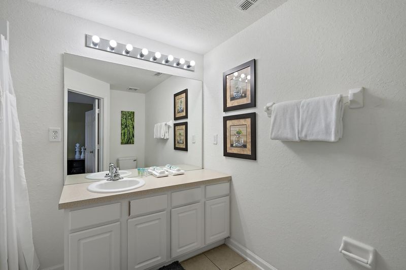 Master King Bathroom 1 Upstairs