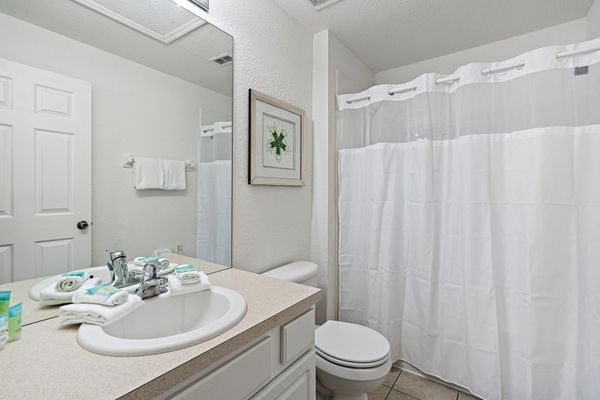 Two Twins Suite Bathroom 2 Upstairs Tub/Shower Combo
