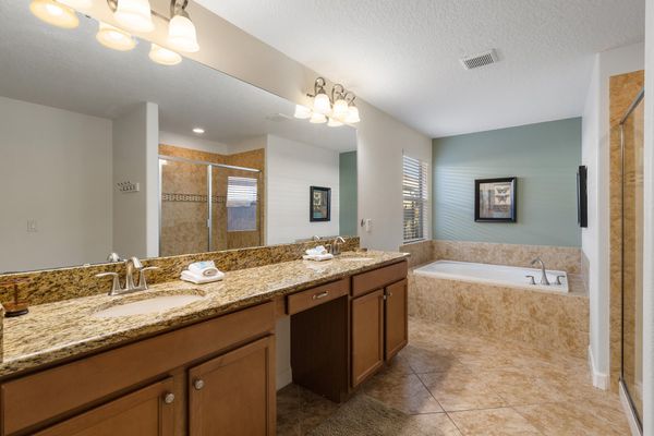 Master King Bathroom 1 Upstairs Tub