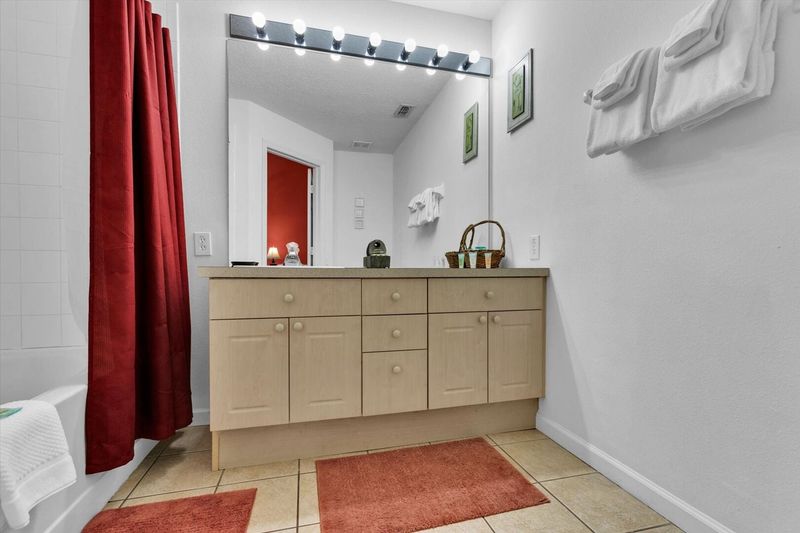 Master King Bathroom 1 Upstairs
Tub/Shower Combo
