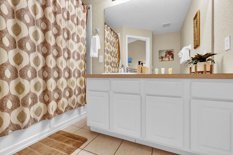 Master King Bathroom 1 (Angle)
Tub/Shower Combo