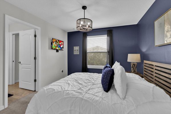 Queen Bedroom 5 (Angle)
32" Roku TV