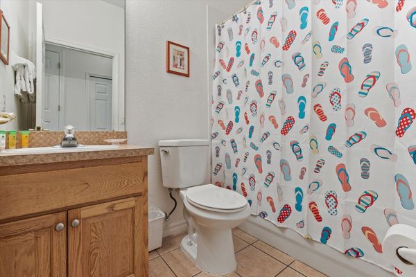 Hall Bathroom 2
Tub/Shower Combo