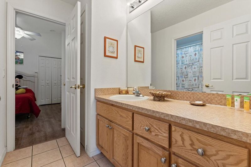Jack N Jill Bathroom 3
Tub/Shower Combo