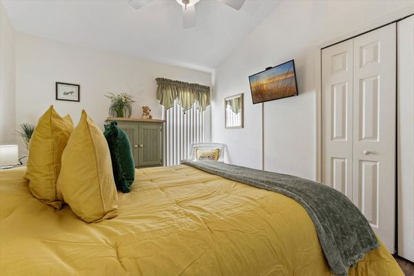 Queen Bedroom 2 (Angle)
32" Smart TV