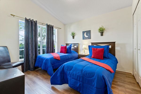 Two Twins Bedroom 4
Shared Bathroom