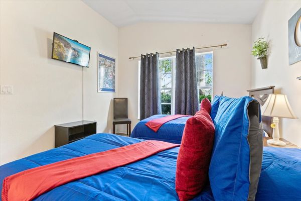 Two Twins Bedroom 4 (Angle)
32" Smart TV