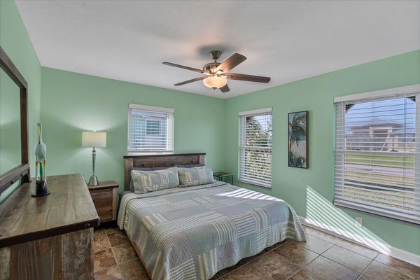 Guest bedroom with Queen bed