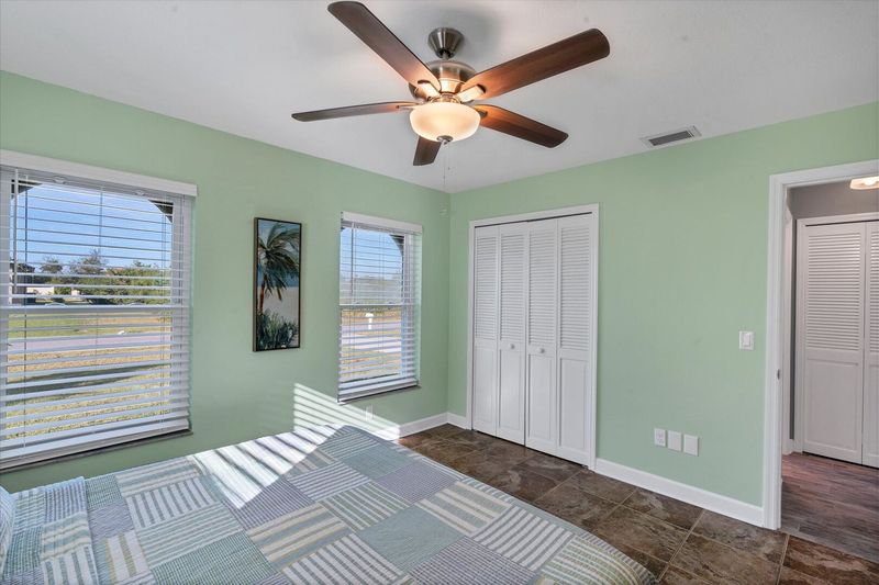 Guest bedroom with Queen bed